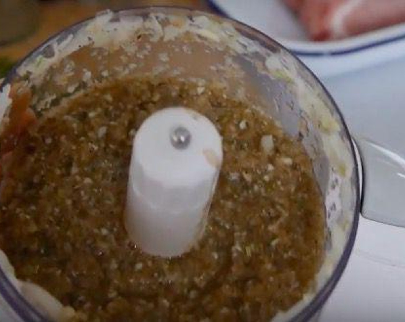 step 1 In a food processor, blend the White Onions (2), Garlic (17 cloves), Salt (to taste), Ground Black Pepper (to taste), Fresh Thyme (2 sprigs), Red Wine Vinegar (4 Tbsp), Oranges (8), Dried Oregano (1 Tbsp), Dried Rosemary (1 Tbsp), Bay Leaves (2), Vegetable Oil (1/2 cup) and Worcestershire Sauce (2 Tbsp) until getting a smooth paste.