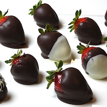 Easy Chocolate Dipped Strawberries Recipe | SideChef