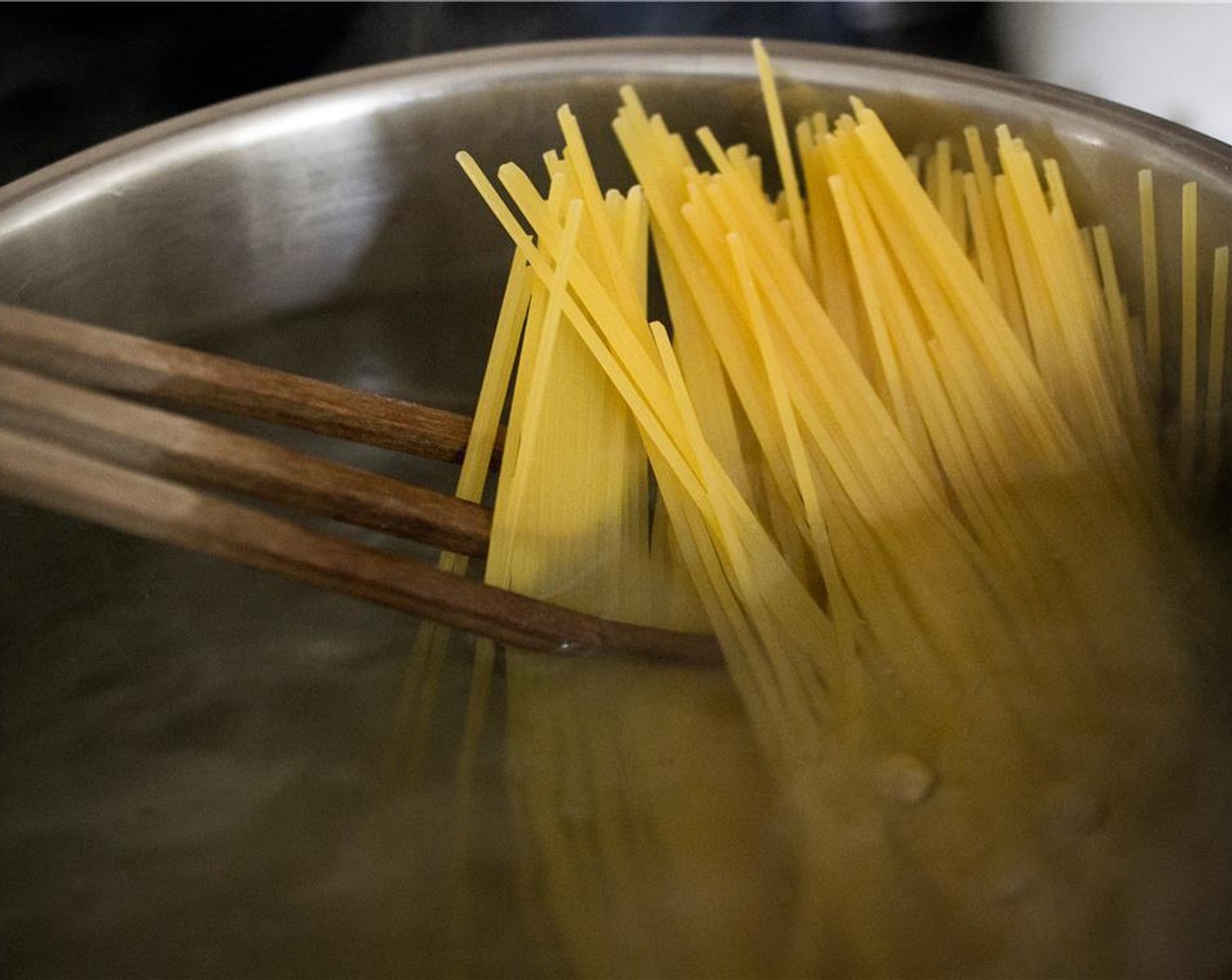 step 5 Bring a large pot of generously salted water to a boil.  Add the dried Spaghetti (1 lb), and cook 7 -9 minutes, or until al dente.  Before you drain the pasta, reserve 1/2 cup of pasta water.