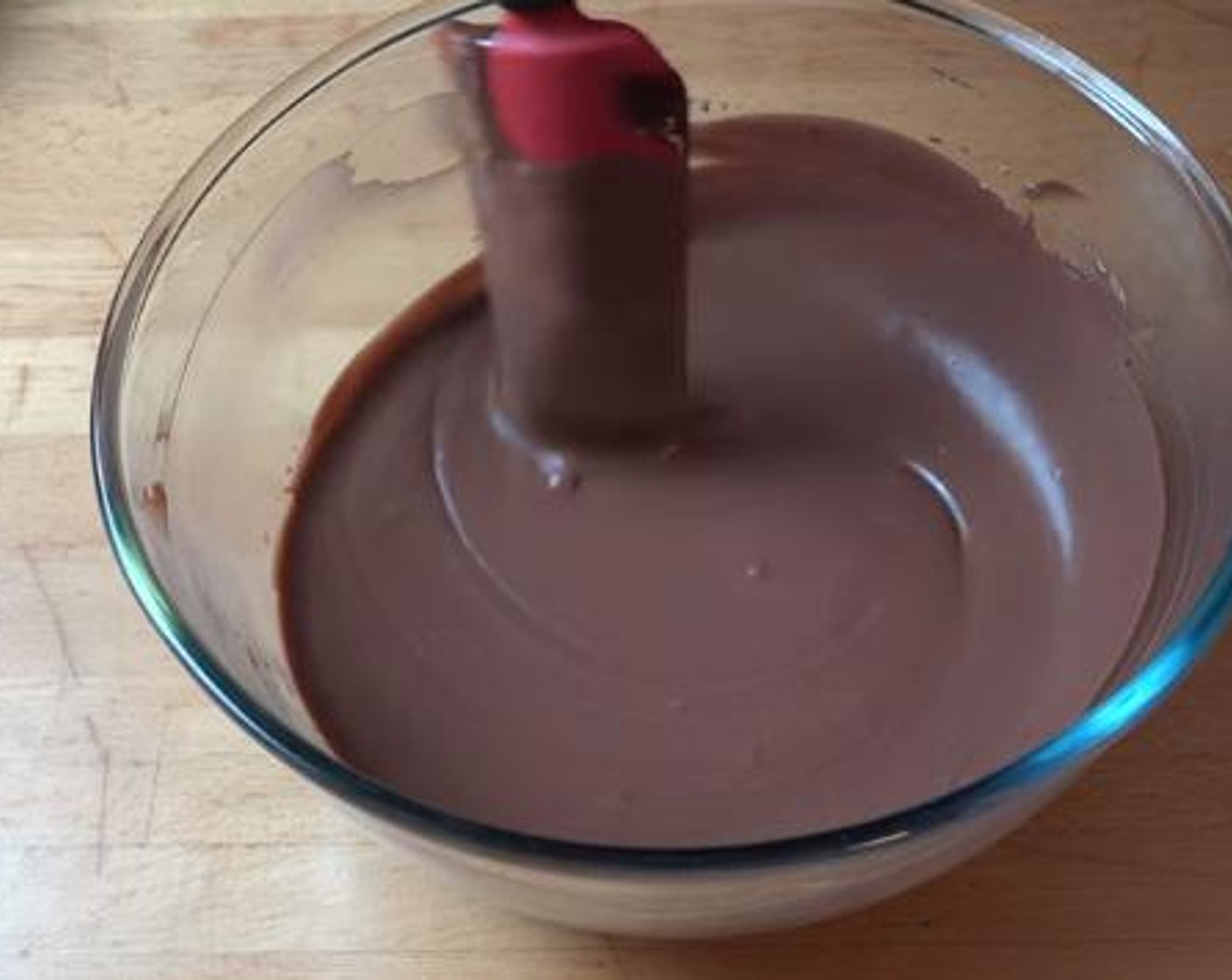 step 4 Add the whipped cream into the chocolate mixture, and combine them smoothly by using a spoon.
