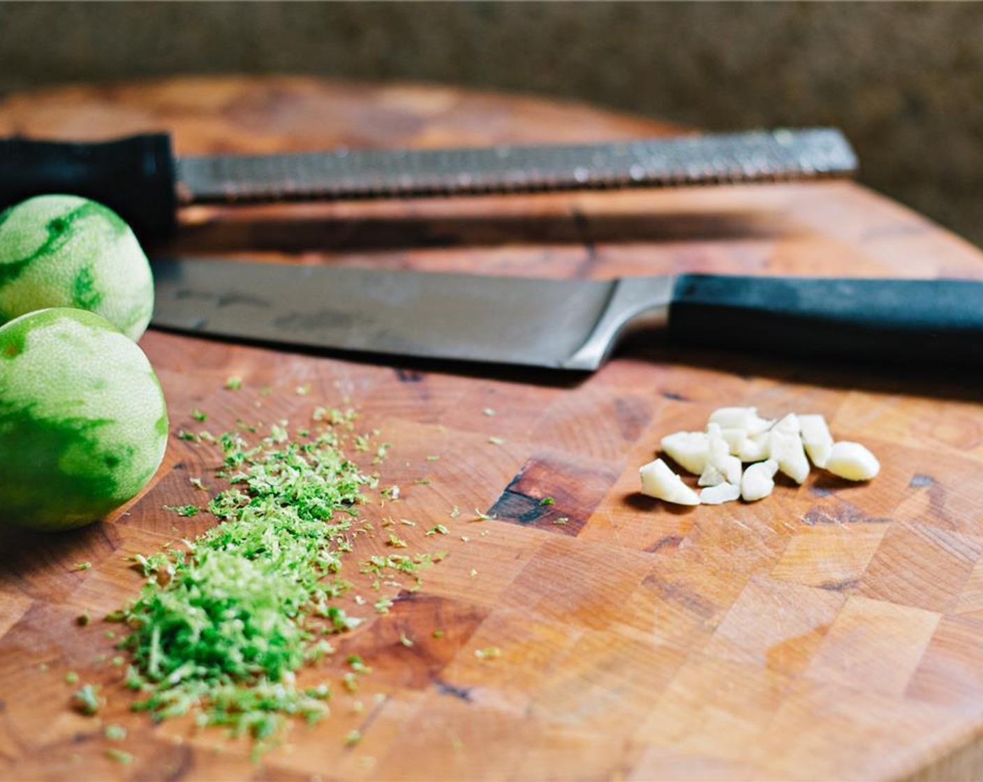 step 1 Für das Dressing die Limetten (2) in einen Mixer geben. Dann Knoblauch (1 Zehe) fein hacken und ebenfalls hinzugeben.