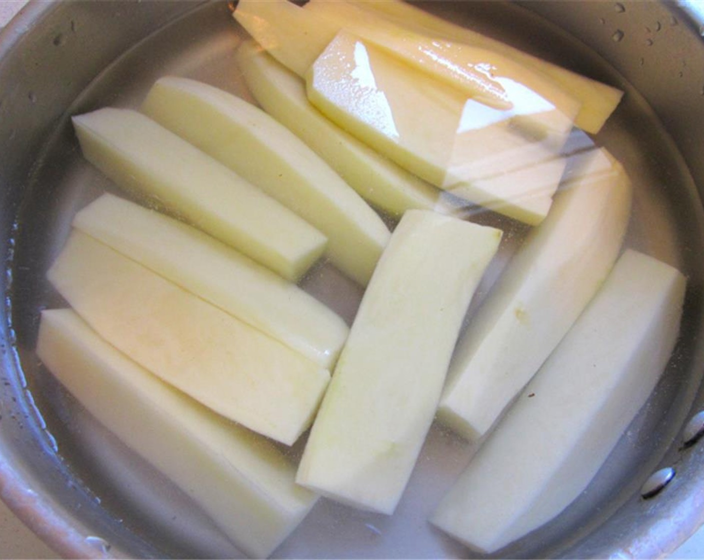 step 6 Slice Potatoes (3) and then blanch them by putting them into boiling water for 2-3 minutes.