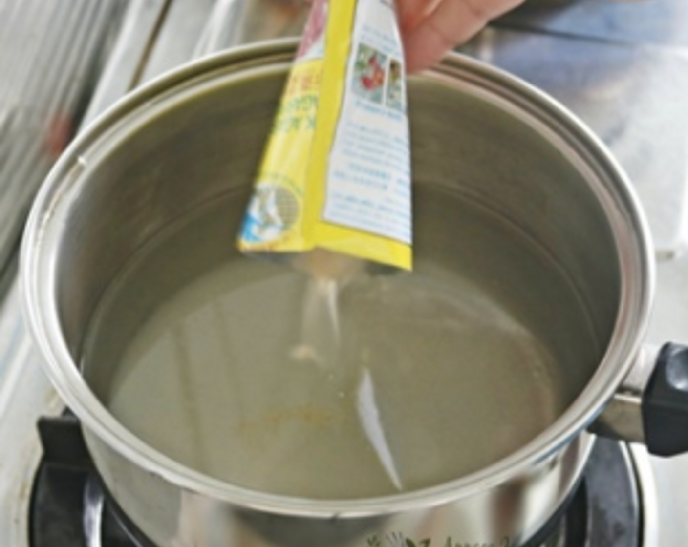 step 1 In a pot, add Water (4 cups), Caster Sugar (1 cup) and Agar-Agar Powder (1 pckg) together. Turn on medium heat, stir till sugar dissolved and add Dried Osmanthus Flowers (2 1/2 Tbsp) into liquid.