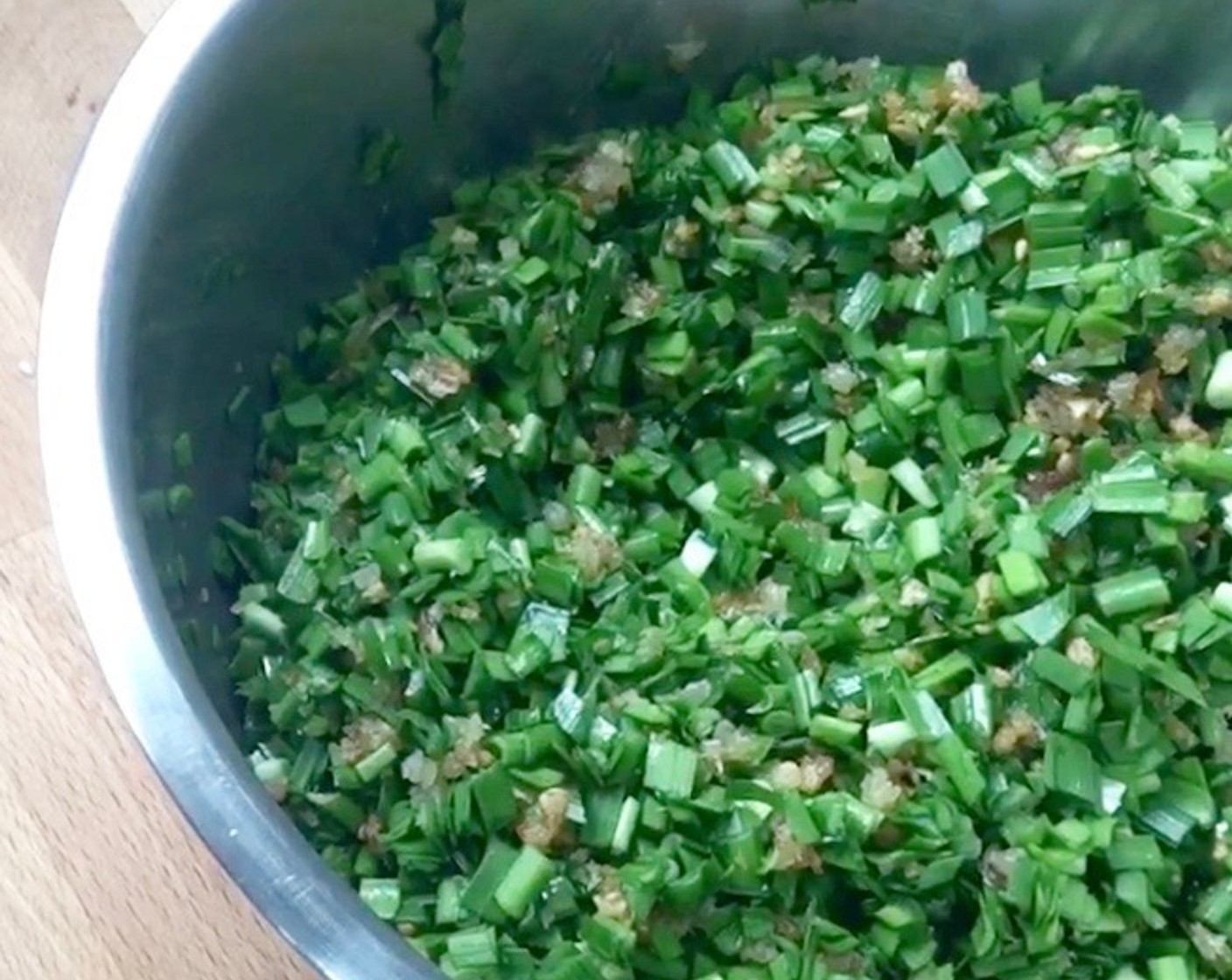 step 6 Toss the fried shallots and garlic in the fresh cut Chinese chives.