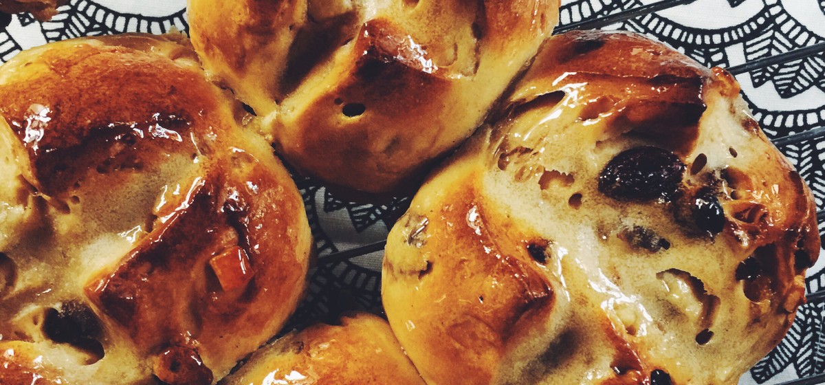 Rooibos Chai &amp; Honey Hot Cross Buns Recipe | SideChef