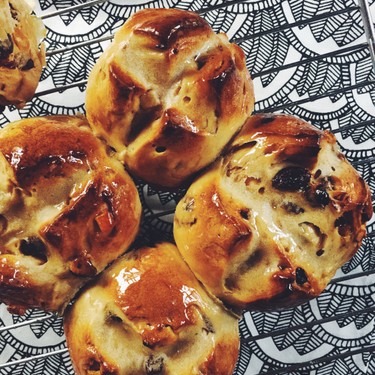 Rooibos Chai & Honey Hot Cross Buns Recipe | SideChef