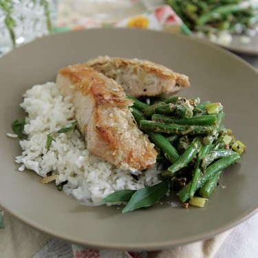 Poha Crusted Salmon with Green Beans and Rice Recipe | SideChef