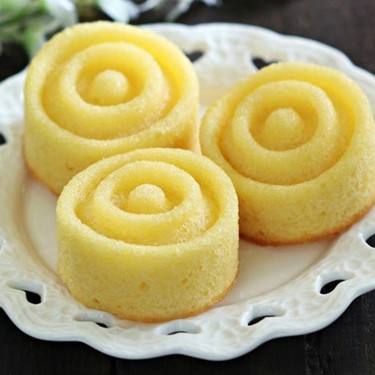 Lemon Drizzle Cakes Recipe | SideChef