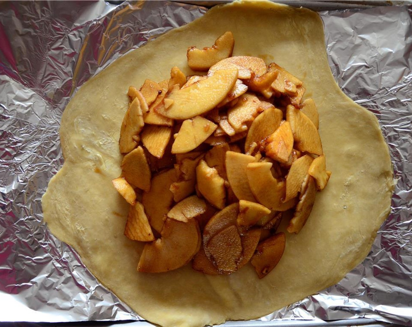 step 7 Take the puff pastry out of the fridge and pile the apple slices on the middle of the dough.