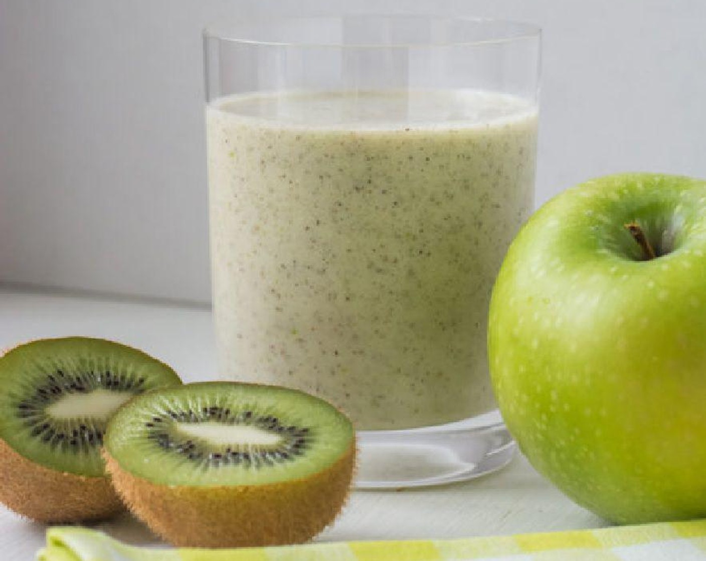 Apple, Kiwi, and Chia Seed Smoothie