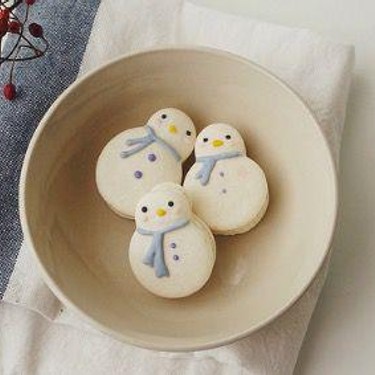 Snowman Macarons with Cream Cheese Swiss Meringue Buttercream Recipe | SideChef