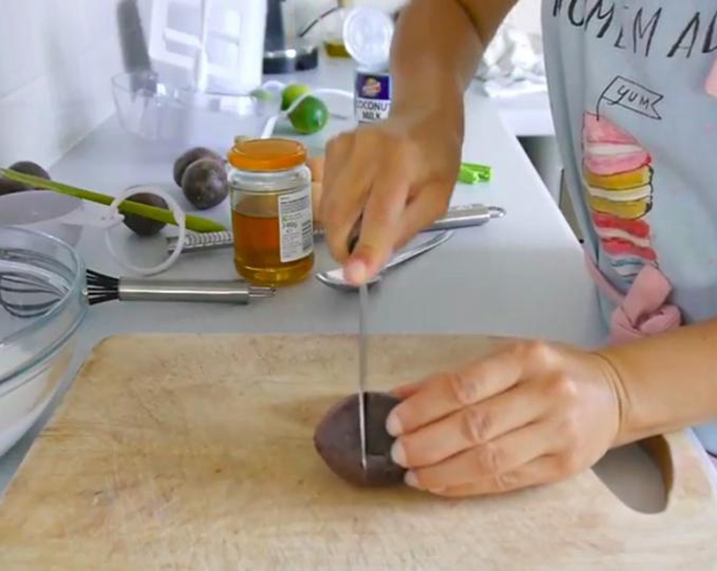 step 1 Cut the Passion Fruits (6) in 2 to remove the pulp.