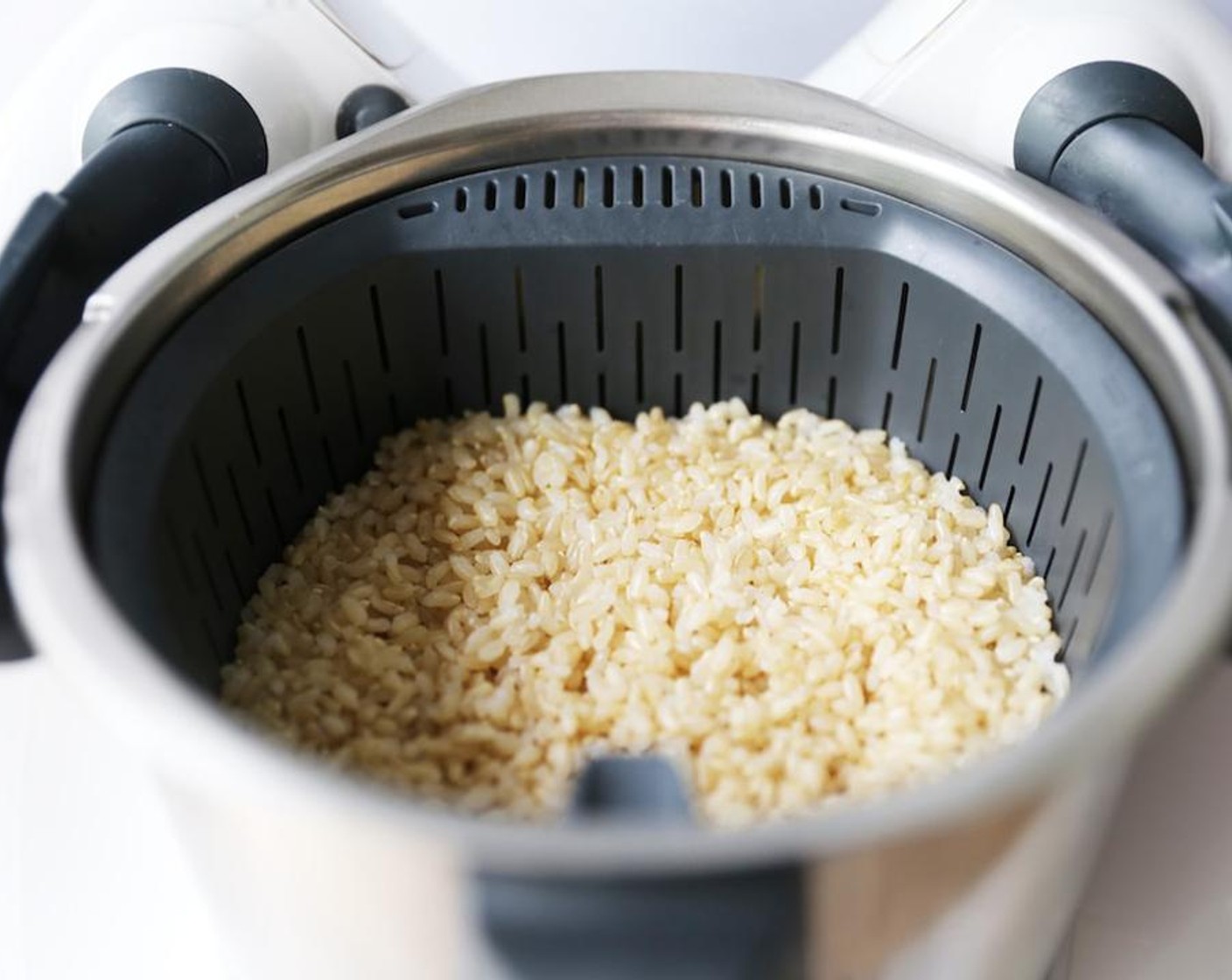 step 1 Cook the Brown Rice (2/3 cup) by placing Water (2.6 lb) in the Thermomix jug. Pour the rice into the basket and place in the jug.