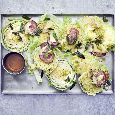 Chinakohlsalat mit Rindsfilet und Parmesan Rezept | V-Kitchen
