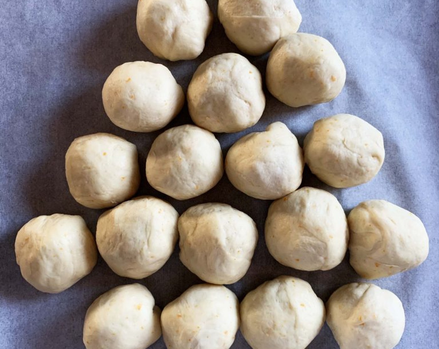 step 7 Lay the balls on a baking tray lined with parchment paper, in the shape of a tree, making sure to leave a few millimeters of space between each ball.