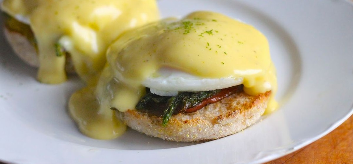 Eggs Benedict with Grilled Asparagus Recipe | SideChef