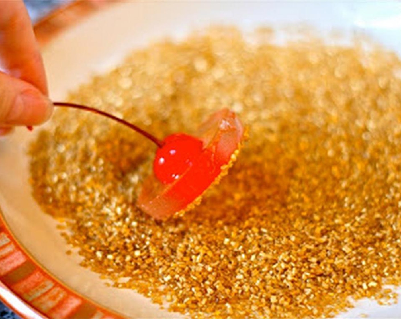 step 6 To dislodge, you might need to gently run a butter knife around the edges of each jello shot. Spread gold sprinkles on a plate and dip/roll each shot in sprinkles.
