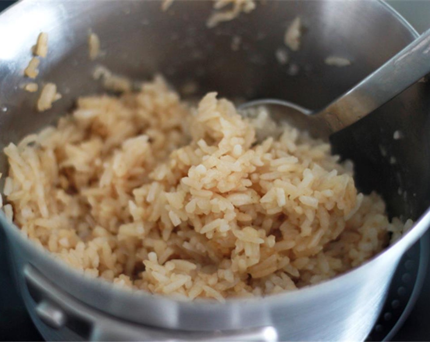 step 3 Check the color of the cooked rice. When the rice is cooked, it should look like this. If you'd like it more brown, add a bit more sauce and mix well.