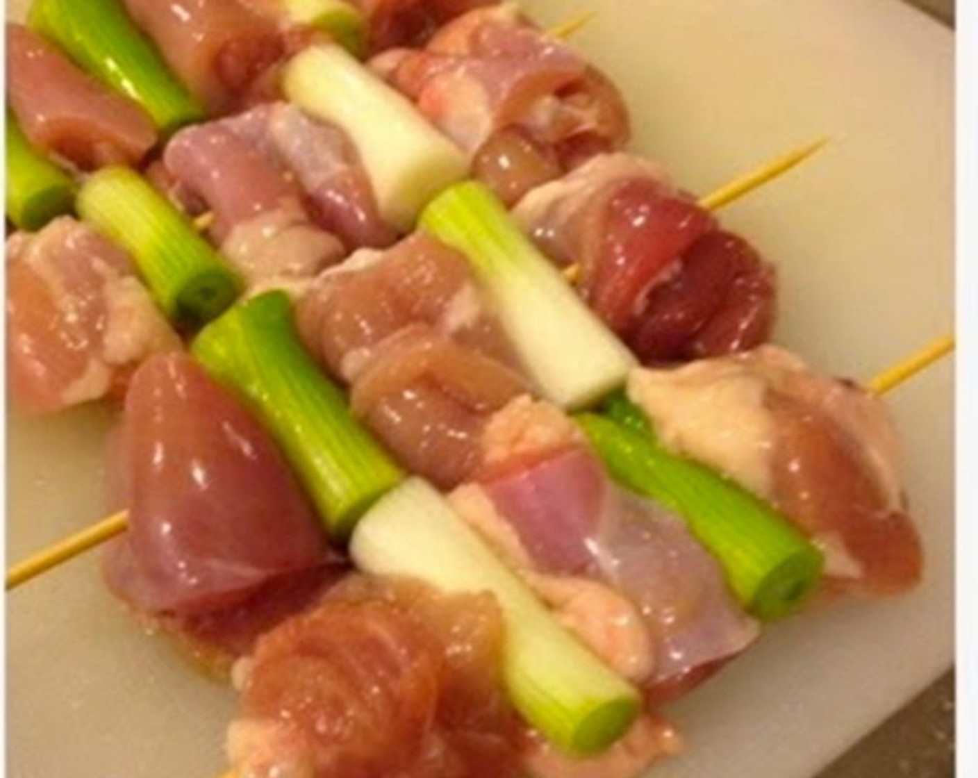 step 5 Arrange the chicken and scallions alternatively and pierce through with the skewer. Repeat until all the ingredients are finished.