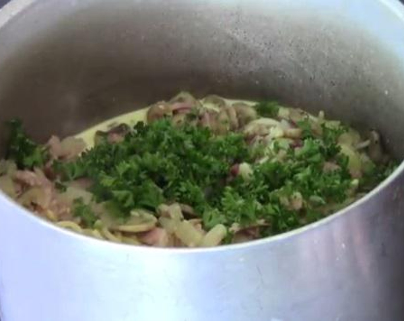 step 4 In a medium pot, add the cream mixture and give it a good stir over medium heat for about 2 minutes. Add your drained Pasta (1.1 lb), bacon mixture to the pot and Fresh Parsley (to taste). Turn down the heat to low and stir everything together.