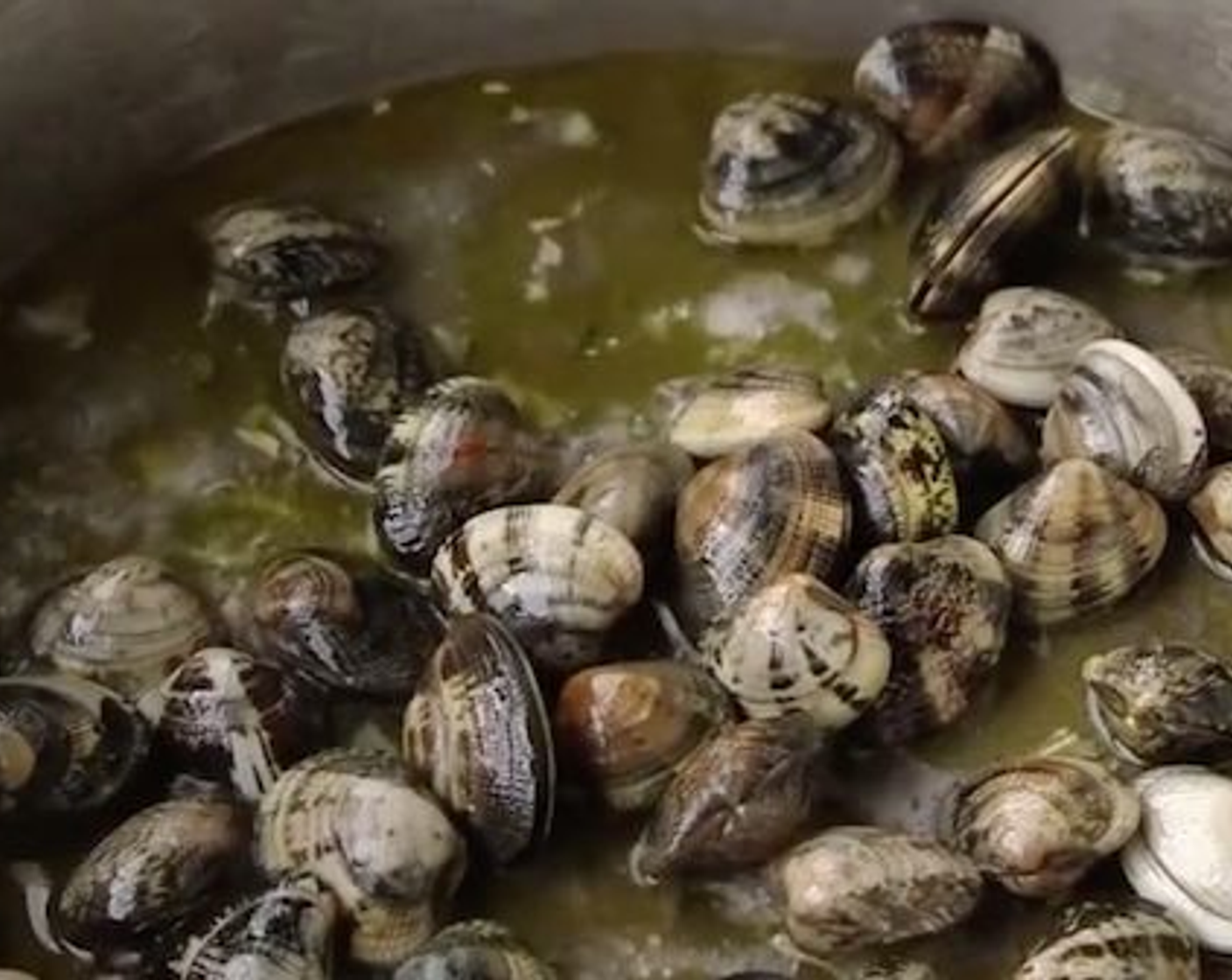 step 4 Add the Vongole (1.1 lb) into the pan and stir well. Then add a glass of White Wine (8 fl oz) and let it simmer.