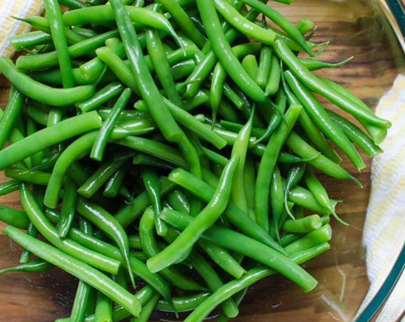 step 4 Using a slotted spoon or spider, transfer the green beans to the ice bath. When the beans are cold, drain off the water and pat the beans dry with paper towels. Transfer the beans to a large bowl.