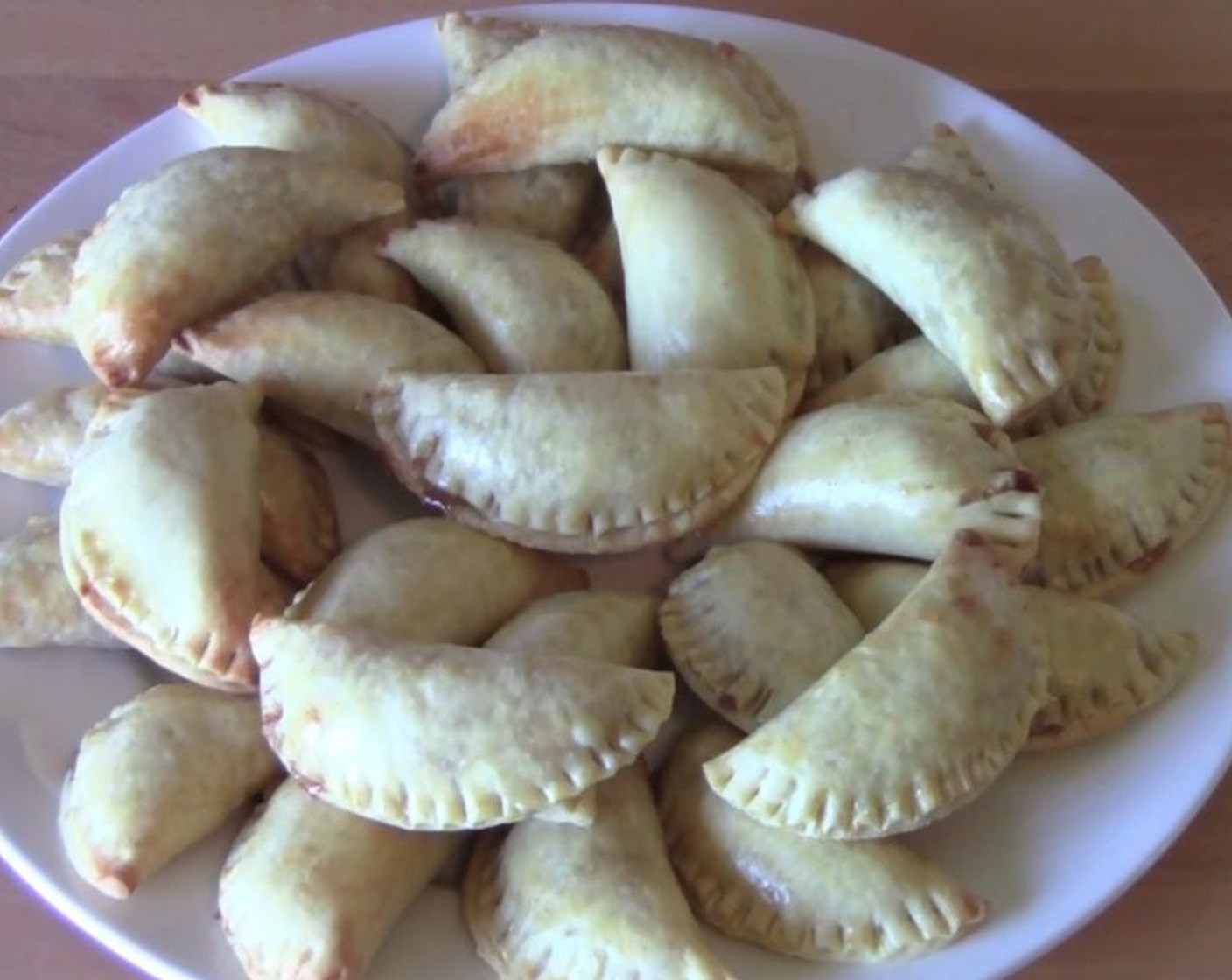 step 3 Brush over each turnover with Egg (1). Preheat the oven to 200 degrees C (400 degrees F), and put in the baking tray for 20 minutes. Take out and serve.