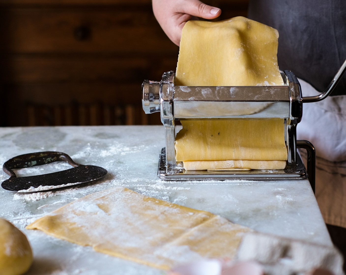 step 9 Halve the dough and keep one half wrapped in clingfilm to prevent it from drying out. Using a pasta machine or a rolling pin, roll out half the dough until you have a thin strip about 8 centimeters wide.