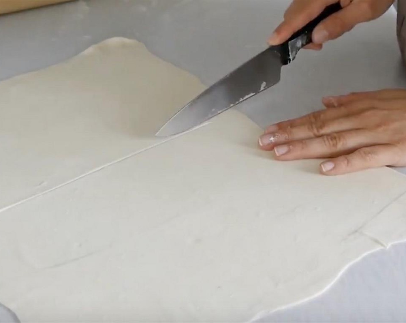 step 6 In the meantime, roll out the Puff Pastry (1.1 lb). 500 grams will give you a pie of 42 by 32 cm, if you divide the dough into two halves, one for the base and one for the lid.