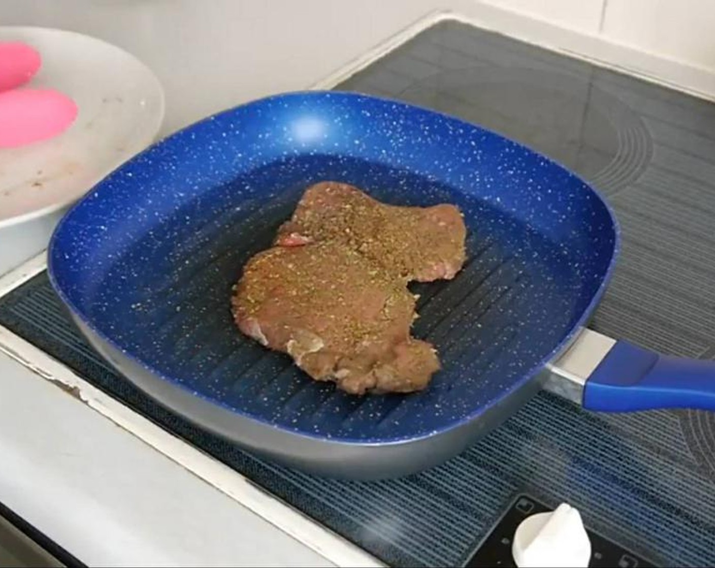 step 4 Once the veggies are prep, add some Olive Oil (as needed) to the steak and place it in a hot grill pan or skillet. Leave the steak to cook according to your liking. My steak was just under 1cm thick and I left around 2 minutes on one side and 1 minute on the other so it was pink in the middle.