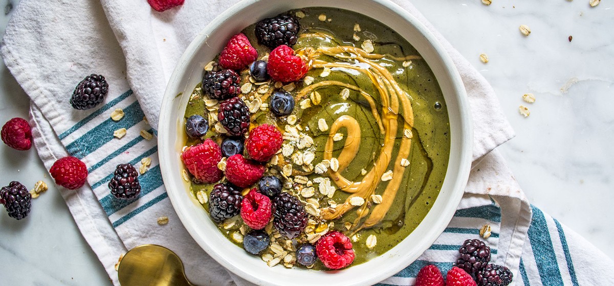 Green Smoothie Bowl with Oats and Berries Recipe | SideChef