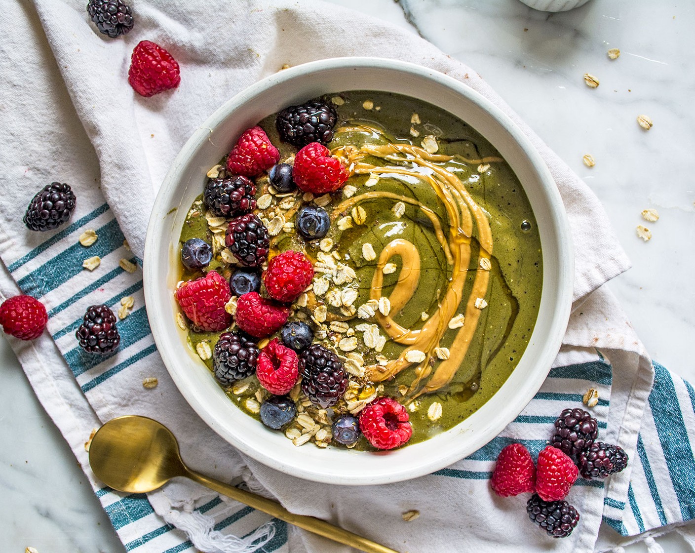Green Smoothie Bowl with Oats and Berries