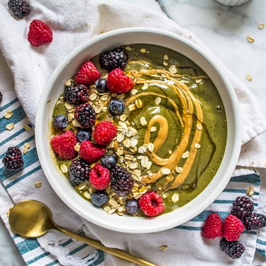 Green Smoothie Bowl with Oats and Berries Recipe | SideChef