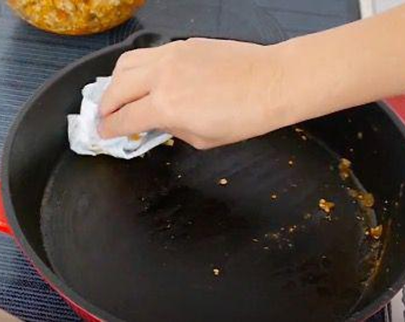 step 6 Then using some kitchen paper I like to clean the skillet to then use it for frying the empanadas.