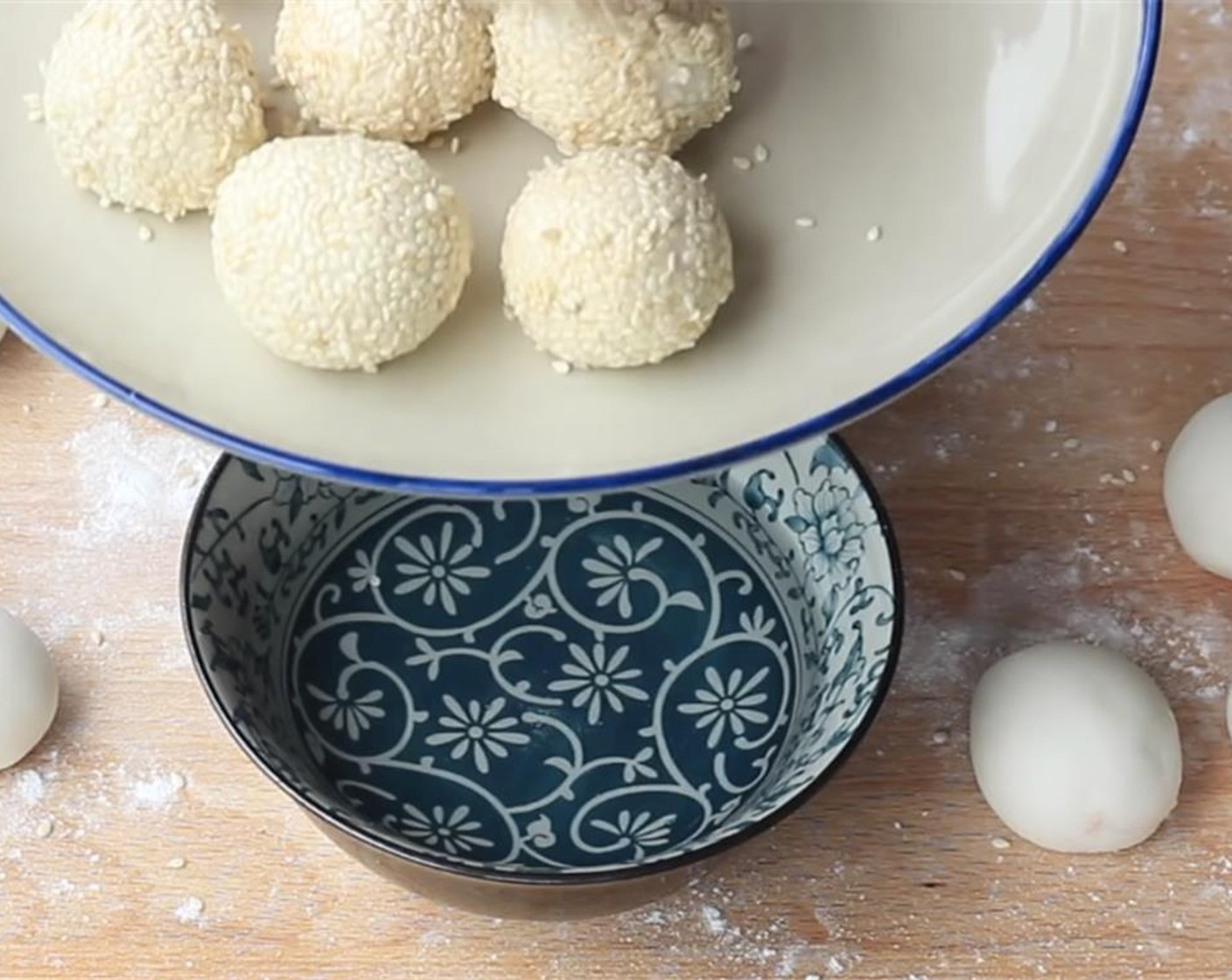 step 6 Press the balls several times to make sure the sesame seeds stick to the surface. Repeat to finish all the sesame balls.