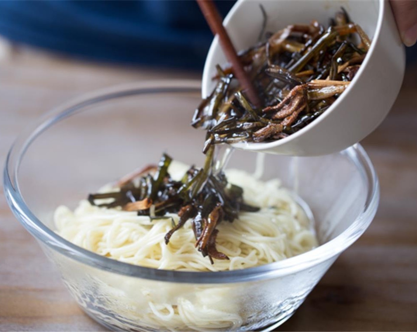 step 2 Bring a large pot of water to a boil and cook the Yellow Alkaline Noodles (14 oz) according to package directions. Drain the noodles. Place noodles into a large bowl, add around 4 tablespoons of scallion oils and toss the noodles well to cool down.