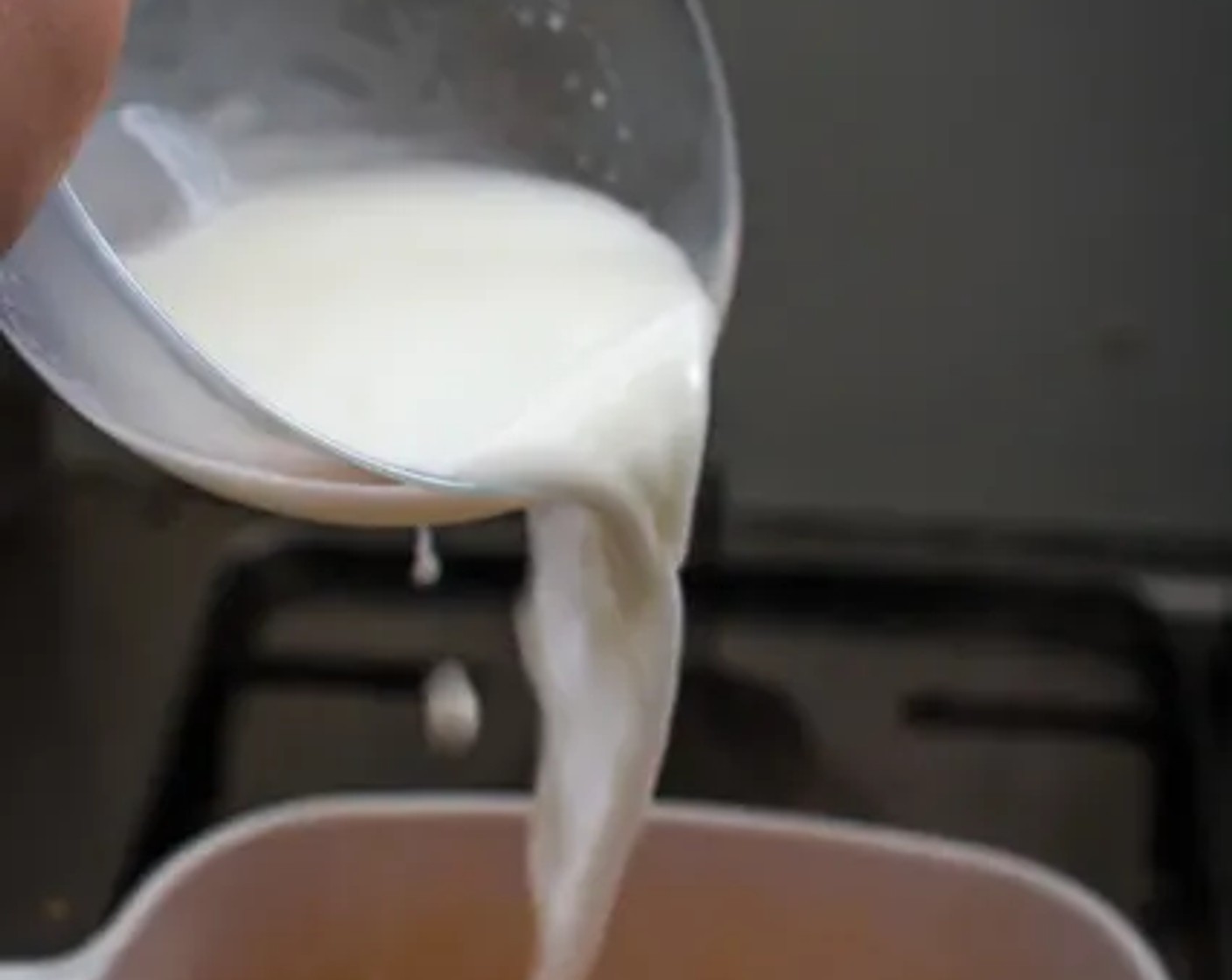 step 5 Bring the sauce mixture up to a rolling boil again, add the cornstarch slurry to the pulp, and stir for 1 minute.