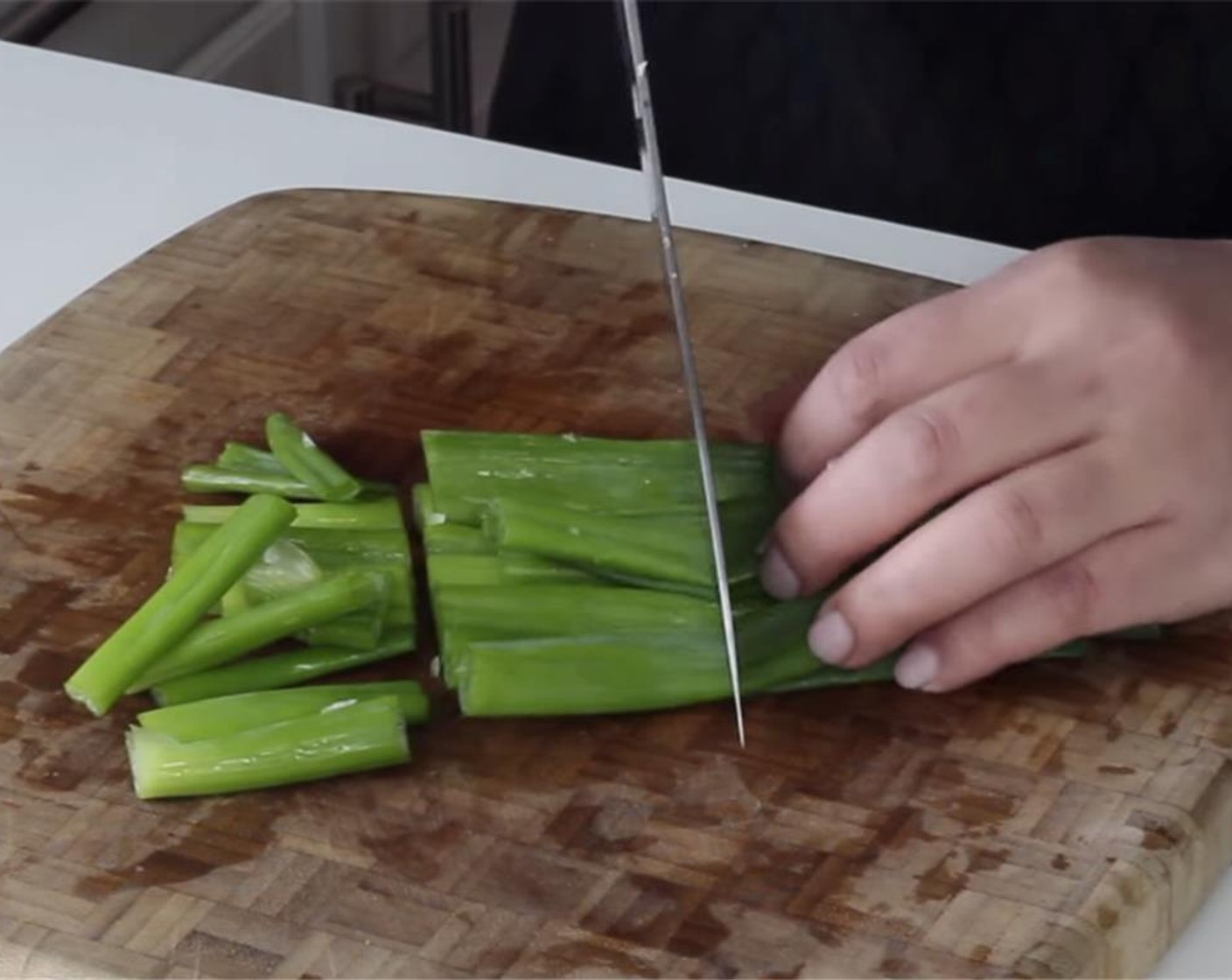 step 5 Slice the green portion into 2-inch pieces. Set aside.