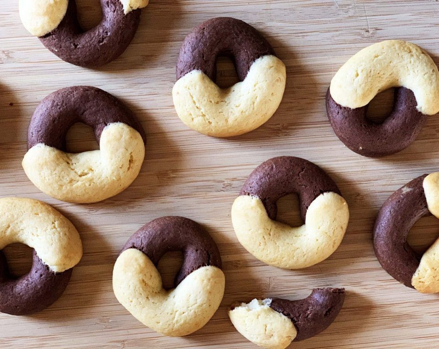 step 10 Bake your cookies for 20 minutes in the preheated oven. Remove from the oven and let them cool down completely until fully cooled. There you have made delicious 2-flavor ABBRACCI!