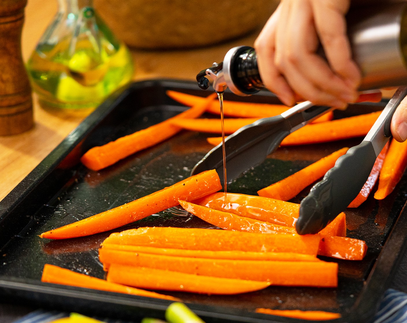 step 2 Die Karotten (3 Tassen) auf das Blech legen und mit Olivenöl (2 Esslöffel) beträufeln. Mit feines Salz (1/2 TL) und Pfeffer, schwarz, gemahlen (1/2 TL) würzen und für etwa 10-15 Minuten rösten.