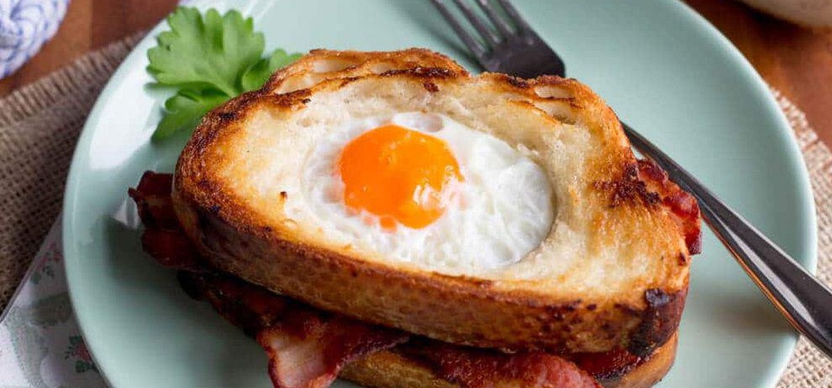 Easy Egg In A Hole Bacon Sandwich Recipe | SideChef