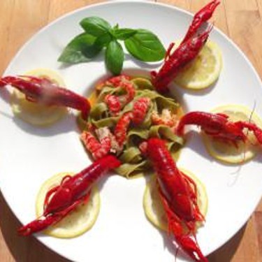 Spinach Tagliatelle with Crayfish in Garlic-Chili Butter Recipe | SideChef