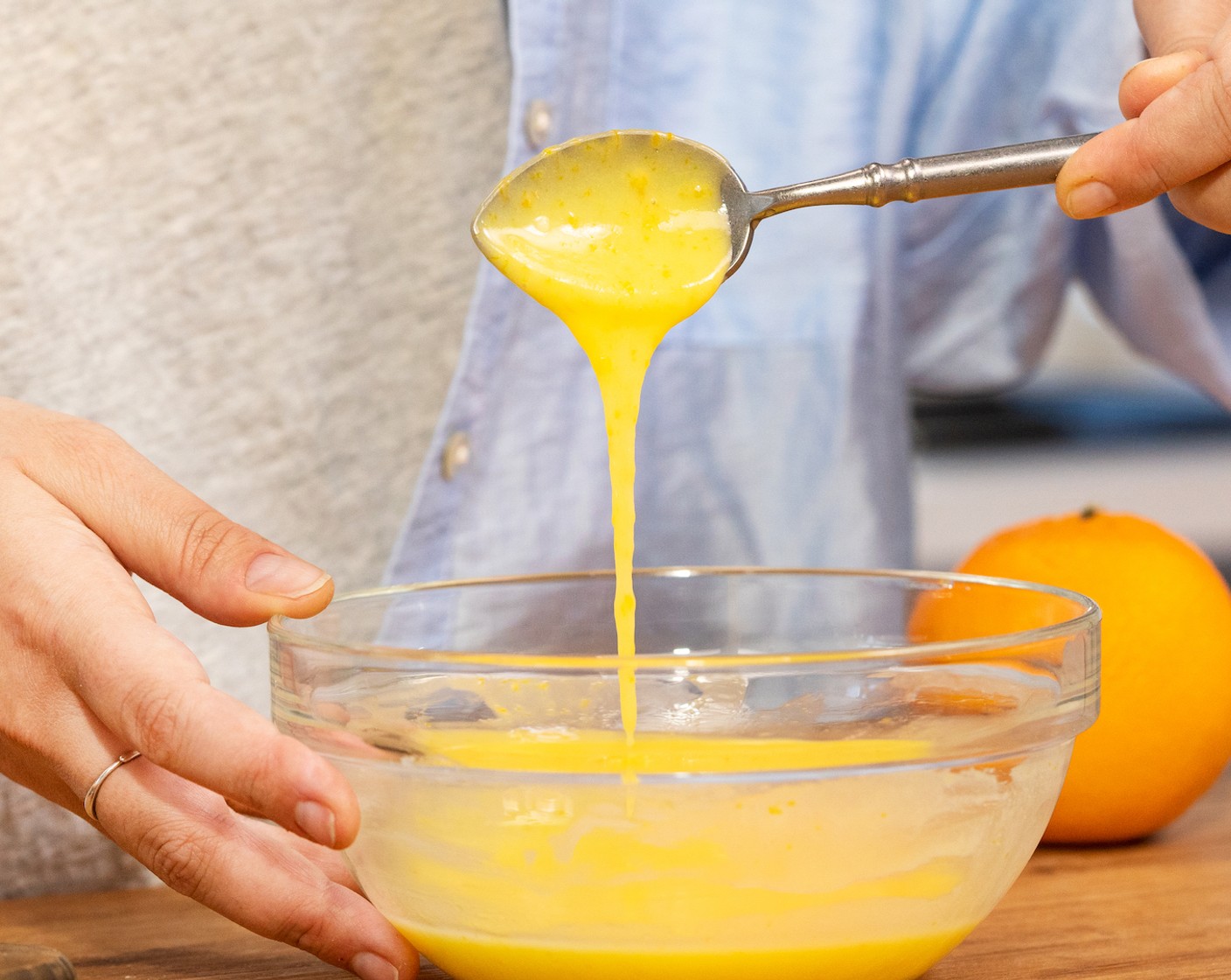Schritt 8 In der Zwischenzeit kann die Glasur vorbereitet werden. Hierzu den Puderzucker (1 Ta.) zusammen mit dem Orangensaft und Bittermandelaroma (1/2 TL) in einer Schale zusammenrühren.