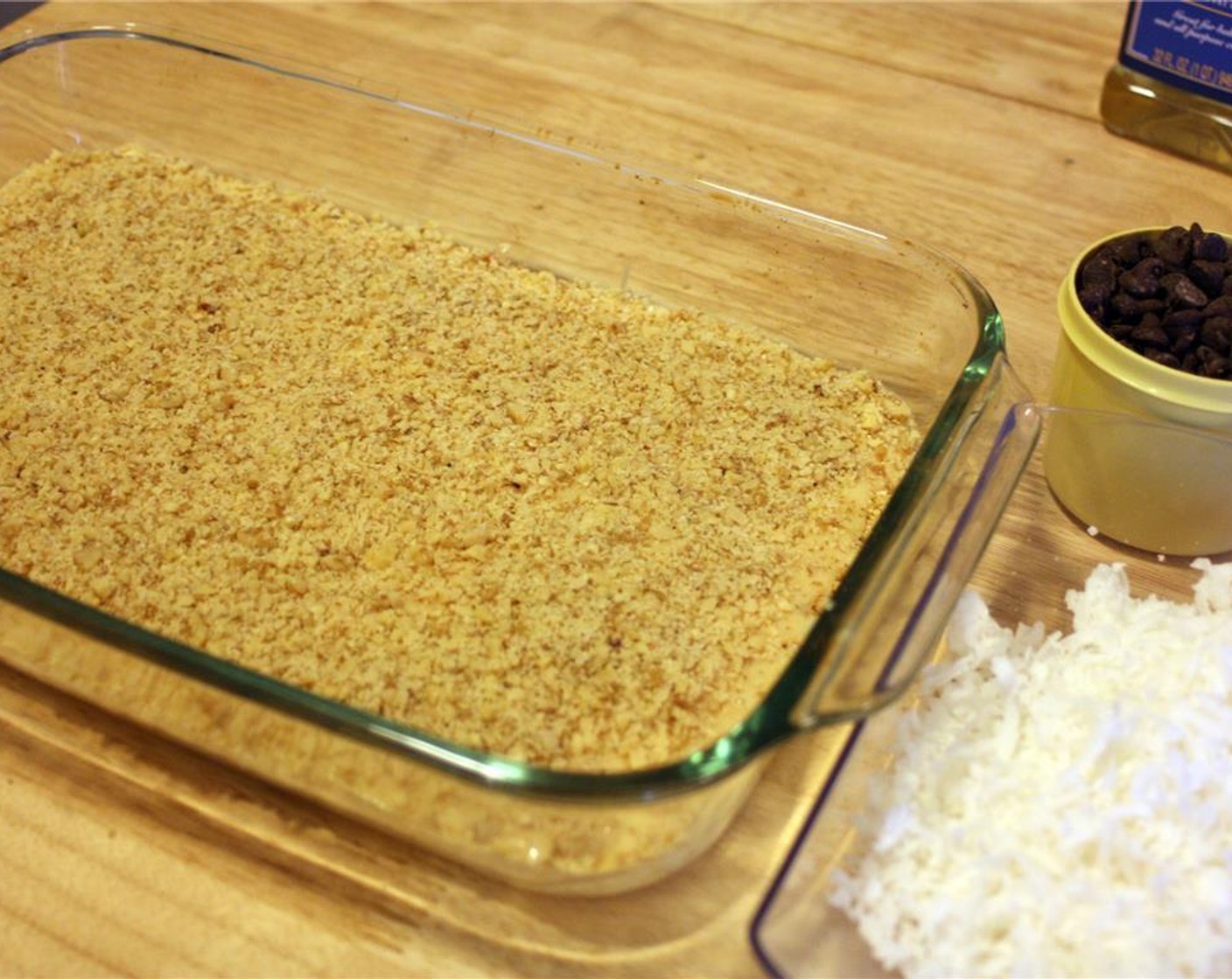 step 6 Sprinkle the chopped walnuts evenly over the sweetened condensed milk.