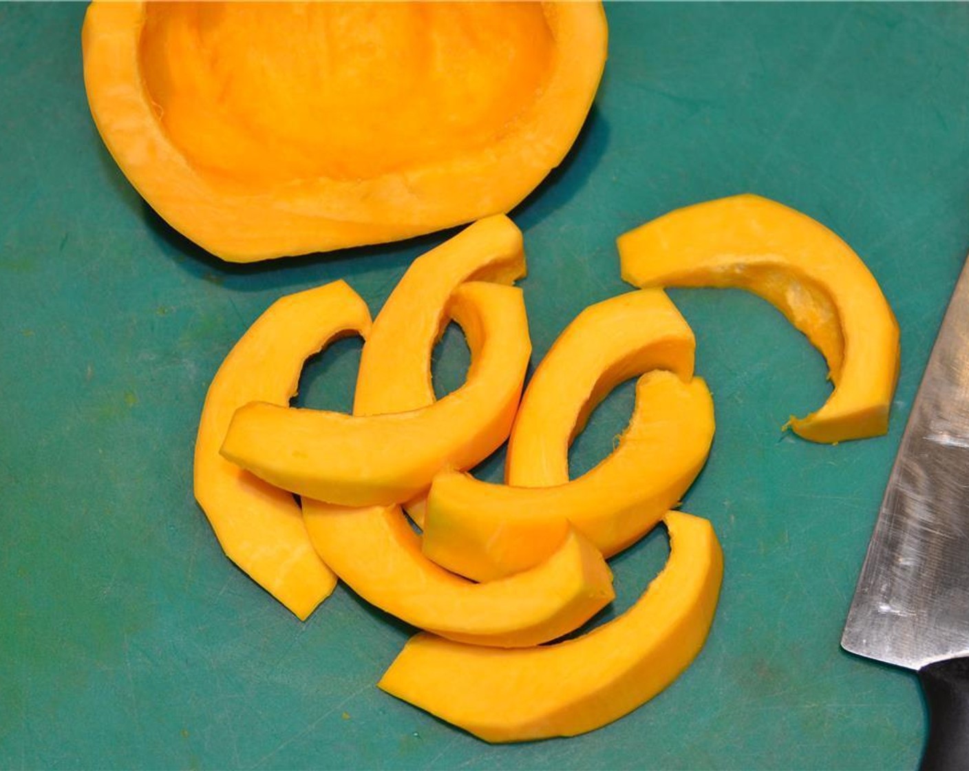 step 3 Cut the squash into 3 centimeter wedges.