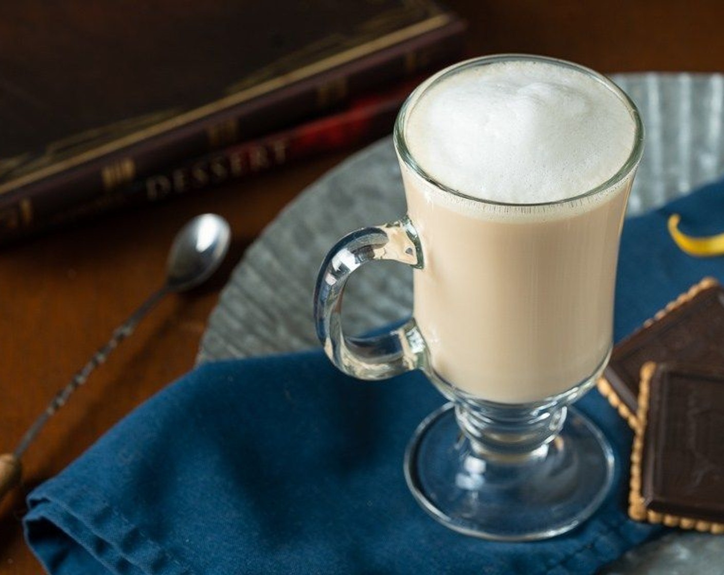 step 4 Add 1/2 cup of hot tea to each glass and stir. Top up the glass with an approximate 1/4 cup of hot milk plus additional milk froth. Serve immediately.