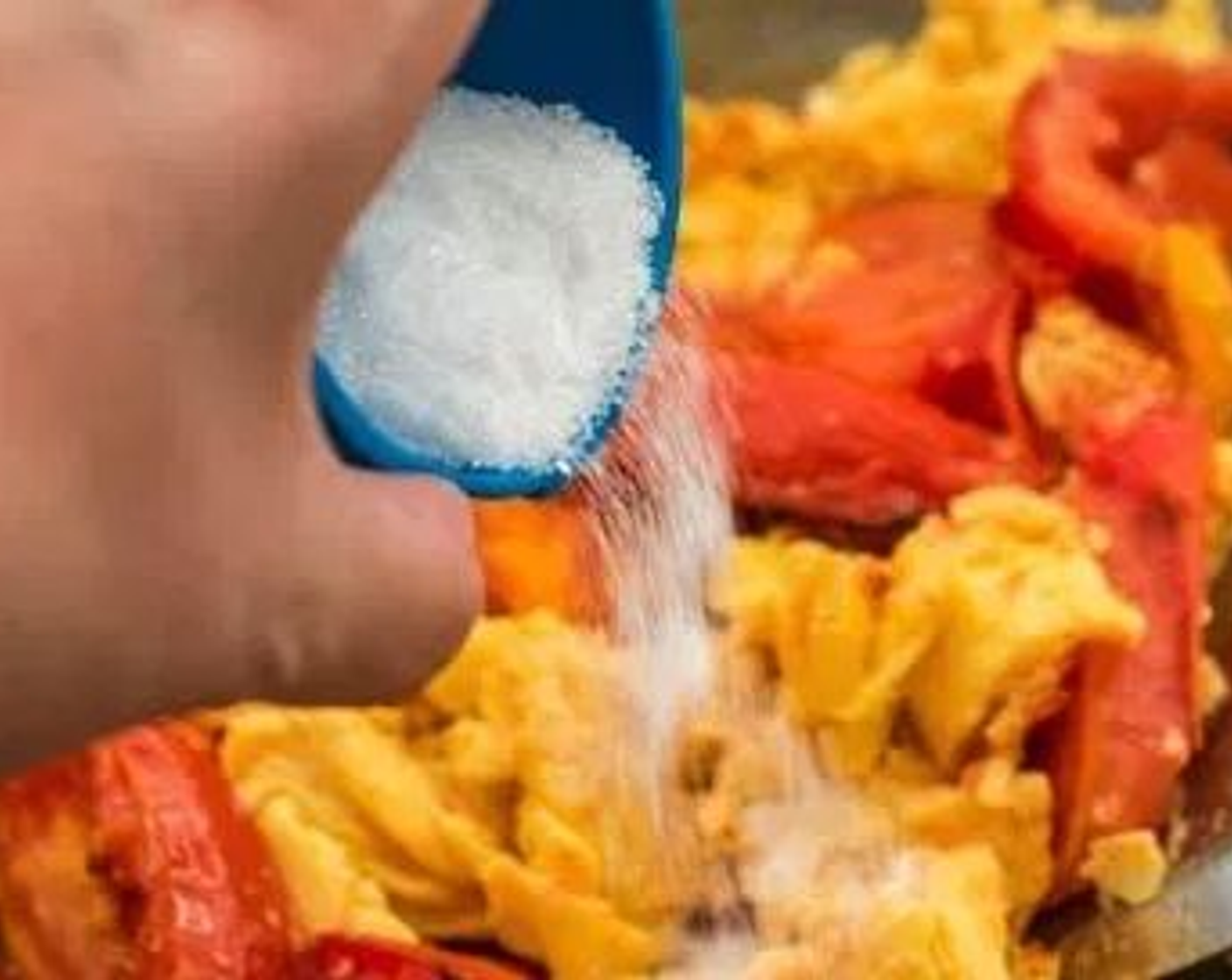 step 5 Sprinkle the Granulated Sugar (1 tsp) over the eggs and tomatoes, then stir to distribute the sugar evenly throughout the dish.