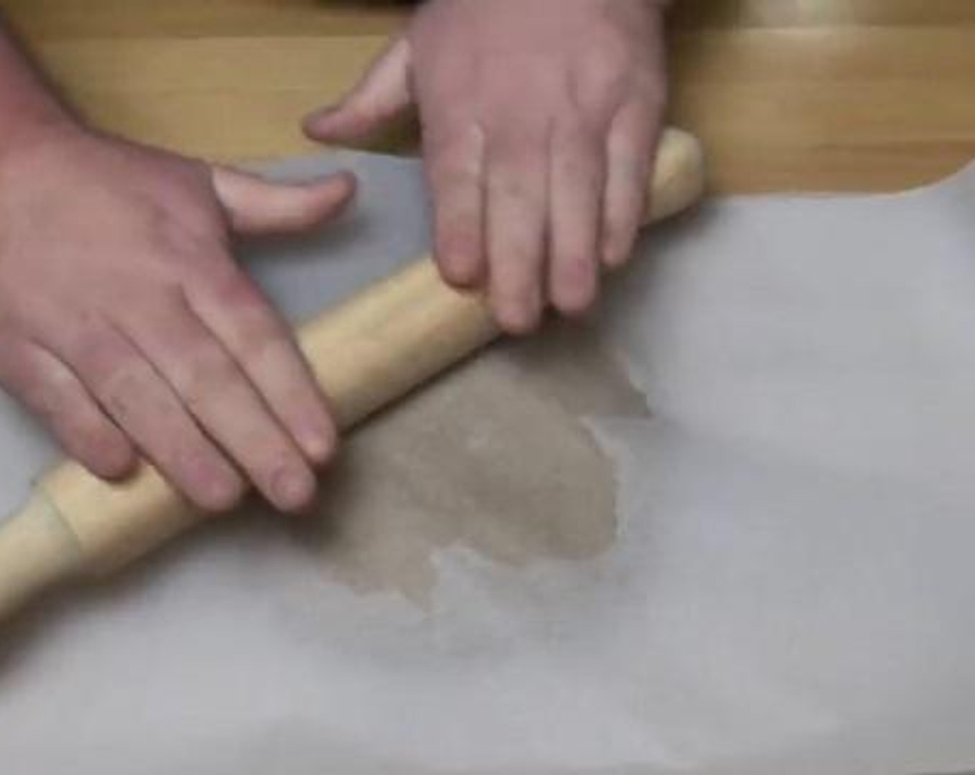 step 4 Place the dough between two baking papers, and roll it out until it has a thickness of 1/2 centimeters.
