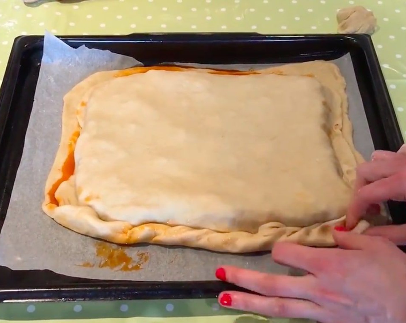 step 14 Roll out the other half of the dough, place over the filling and crimp the edges to close it.