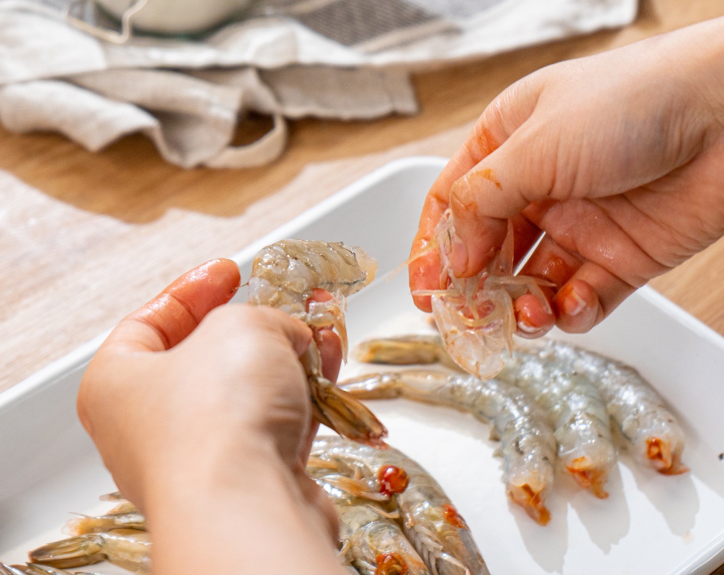 step 2 Pull off the head of the Prawns (10). Pull off the outer shell. Keep the last segment of the shell and the tail.